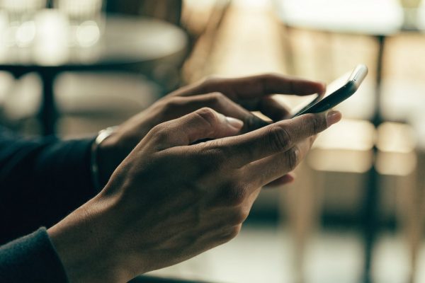 Mensagem anônima pelo celular: o que funciona e onde mora o golpe